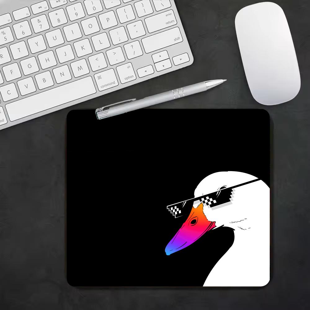 لوحة ماوس صغيرة بنمط الإوزة ال - مراجعة Home Office Background وسعره